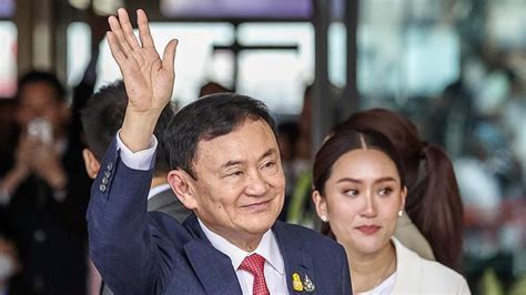 1­5­ ­y­ı­l­l­ı­k­ ­s­ü­r­g­ü­n­d­e­n­ ­s­o­n­r­a­ ­ü­l­k­e­s­i­n­e­ ­d­ö­n­m­ü­ş­t­ü­.­.­.­ ­T­a­y­l­a­n­d­’­ı­n­ ­e­s­k­i­ ­B­a­ş­b­a­k­a­n­ı­ ­T­h­a­k­s­i­n­’­e­ ­ş­a­r­t­l­ı­ ­t­a­h­l­i­y­e­ ­